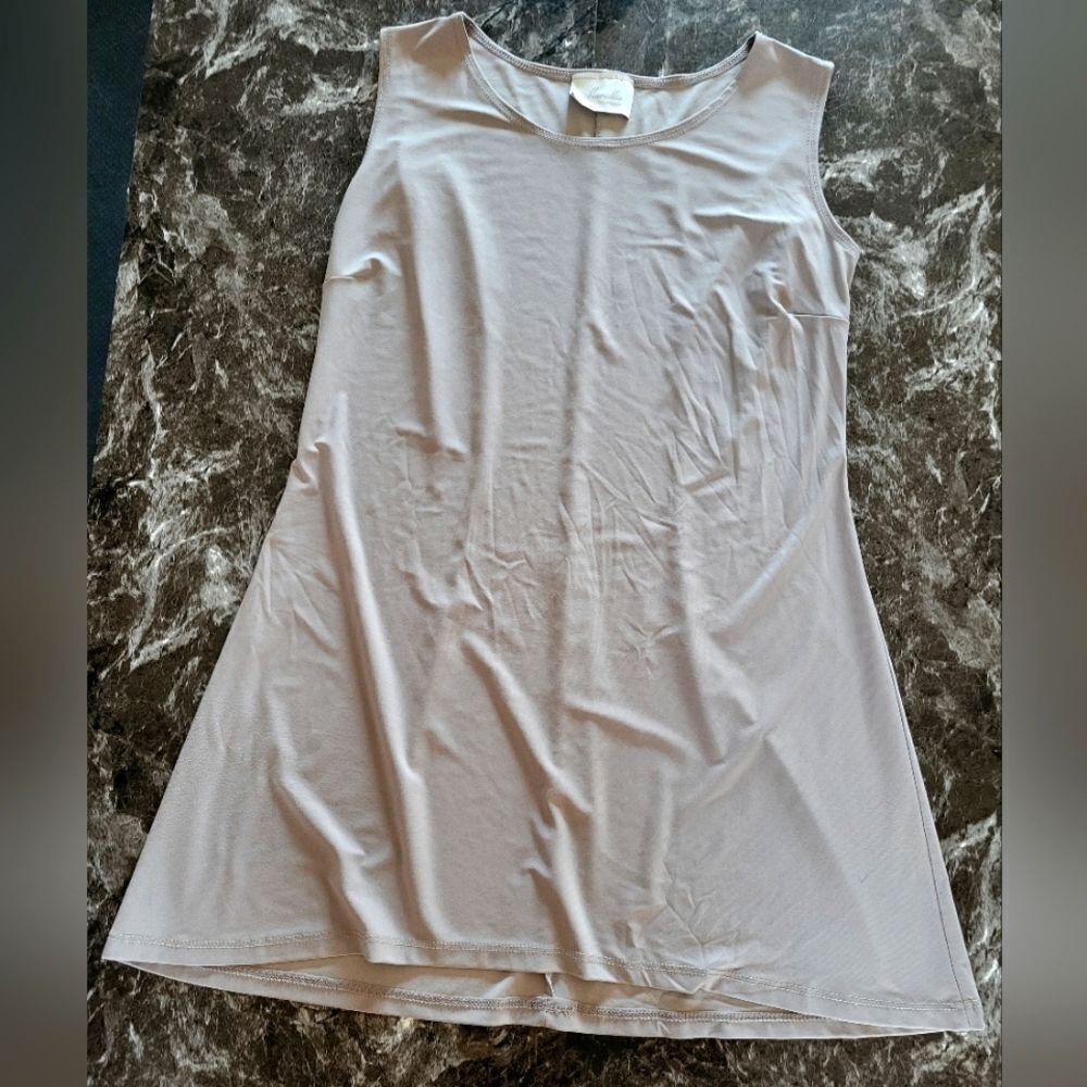 Marallis Collection Sleeveless Cream Shirt, Medium